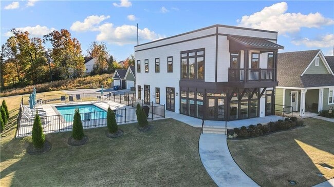 Building Photo - 913 NE Hts Ln