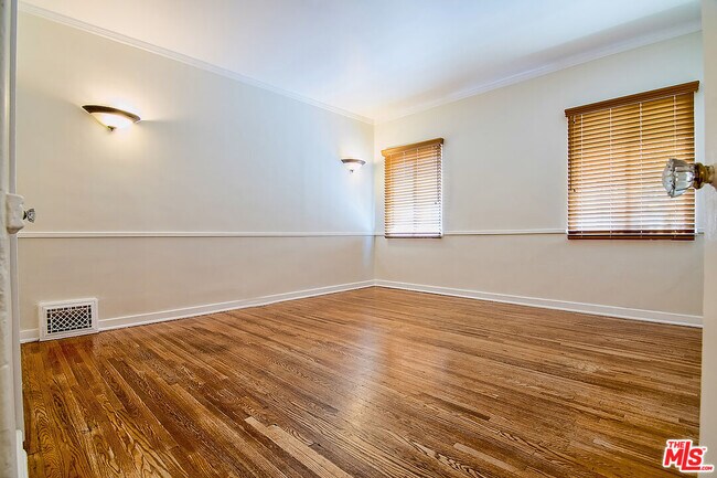 Building Photo - 1071 Cloverdale Ave