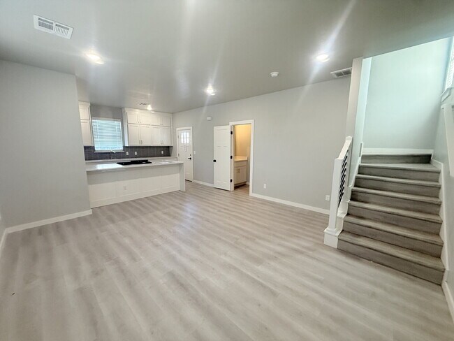 Building Photo - Updated Townhome in OKC