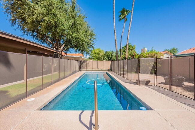 Building Photo - Scottsdale Ranch - Three Bedrooms and POOL!
