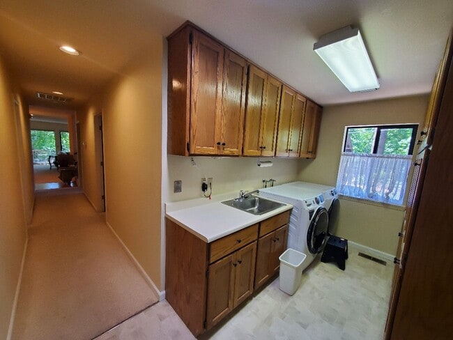 Building Photo - 3 bed  bath fully furnished home on the Ro...