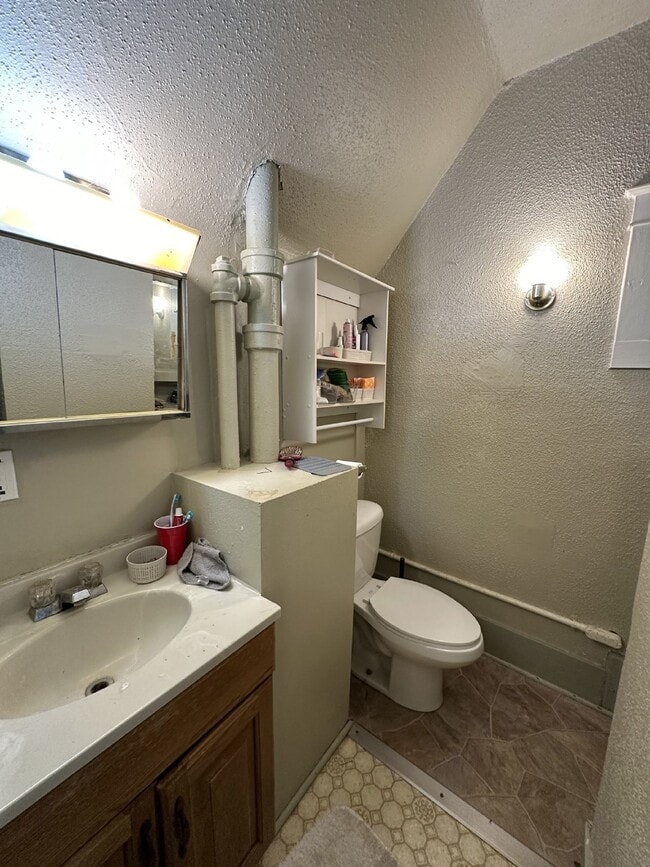 Building Photo - 3 Bed 1 Bath duplex close to UWEC!