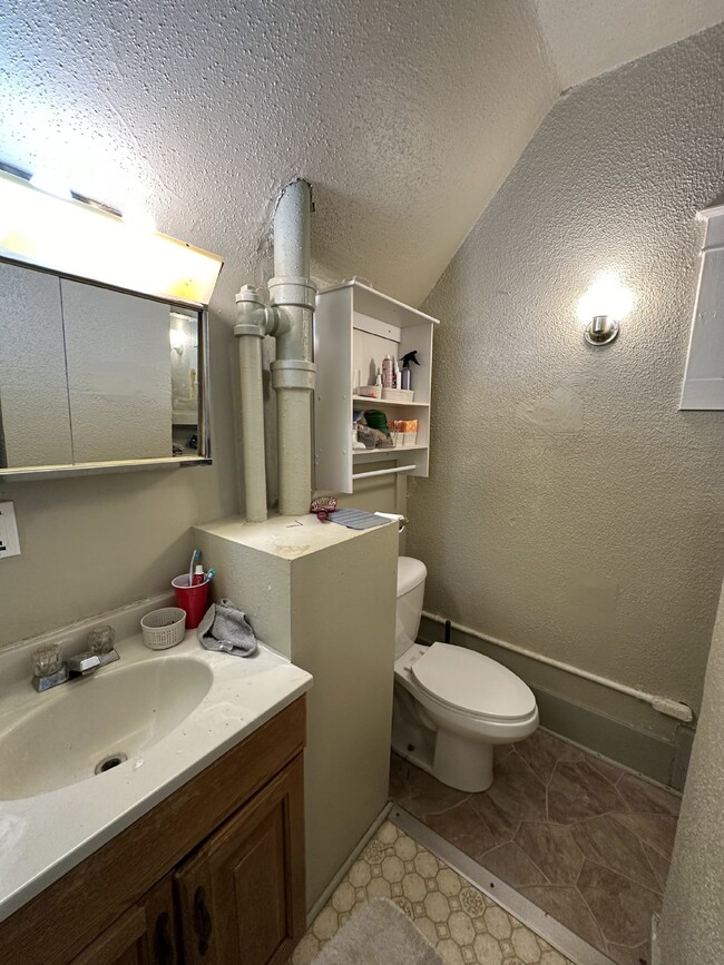 Building Photo - NO SECURITY DEPOSITS Great 3 Bed 1 Bath du...