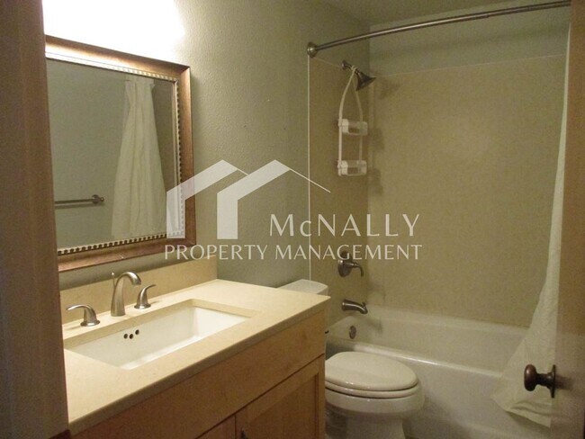 Building Photo - Spacious 3 Bedroom, 2.75 Bathroom Condo in Gig Harbor
