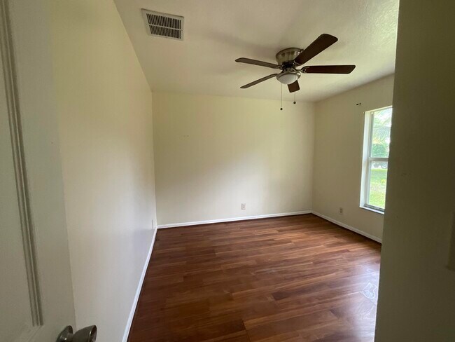 Building Photo - 1002 SW Romaine Ln