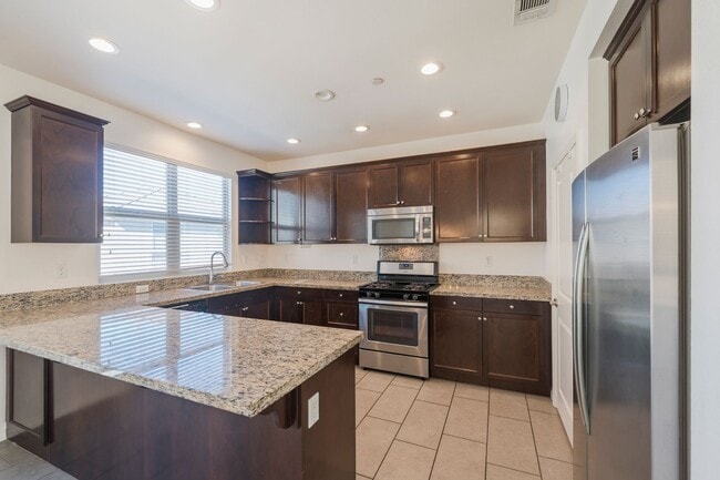 Building Photo - Secured and Quiet Townhome in Private Comm...