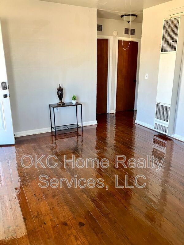 Building Photo - 137 SE 1st St