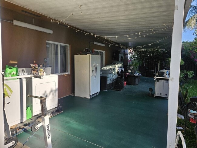 Building Photo - 718 SE 12th Ter