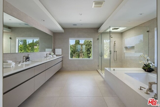 Building Photo - 2189 Summitridge Dr