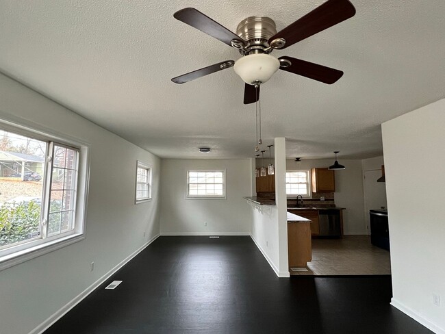 Building Photo - COMING SOON- 4bed/1.5bath for rent!