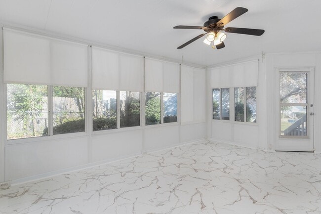 Building Photo - Delightful 3-bedroom, 2-bathroom home loca...