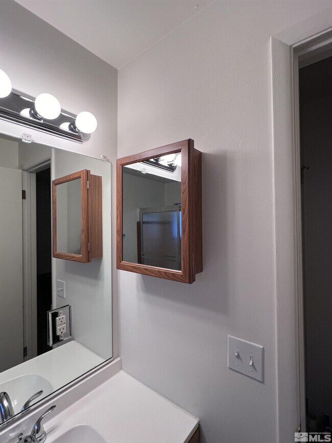 Building Photo - 565 Roberts St