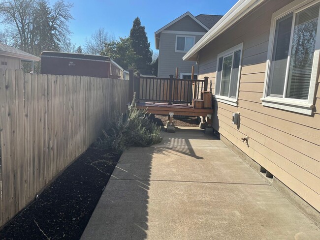 Building Photo - Lovely 3 Bed 2 Bath House in River Road Area