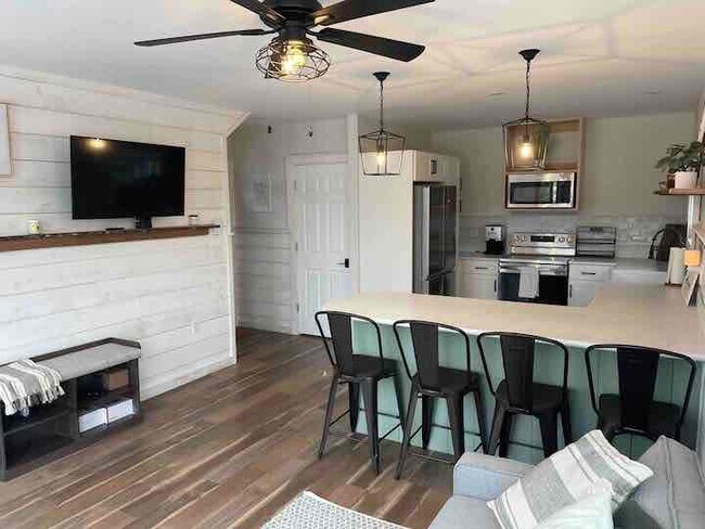 Building Photo - 220 ME-133