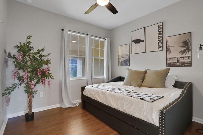 Building Photo - Flagler Station Townhome 3/2.5 - 2 car garage - 2000+ square feet