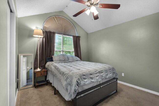 Building Photo - "Charming 3-Bed, 2-Bath Home in Mary Esthe...
