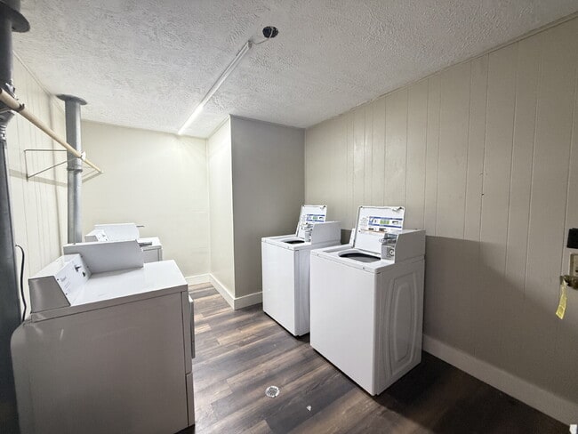 Building Photo - Renovated 1-bedroom, 1-bath apartment feat...