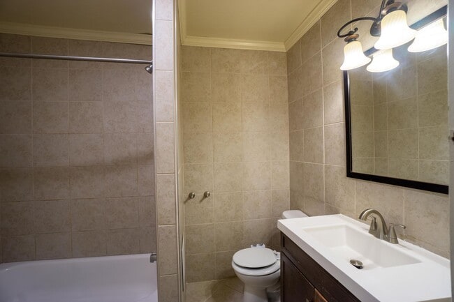 Building Photo - Available 6/1/26 Single Family Home Near C...