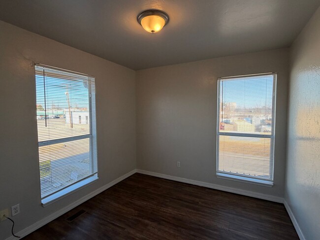 Building Photo - 3 bedroom 1.5 bath townhome - Bethany Schools