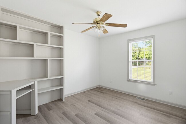 Building Photo - Beautifully Updated 3 bedroom, 2 bathroom Brick Ranch in Lexington