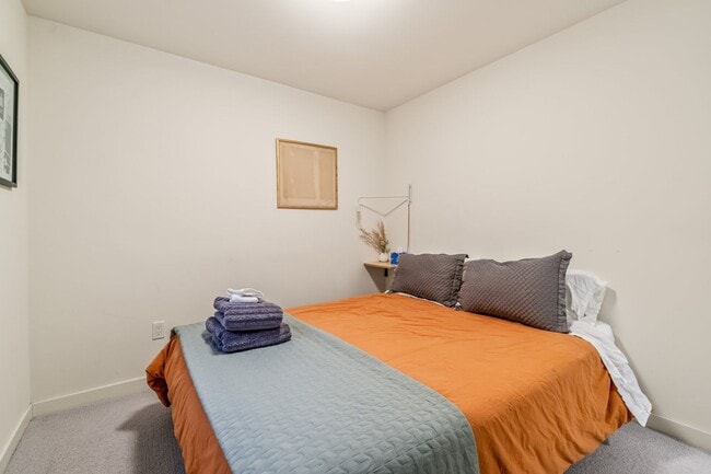 Building Photo - Fully Furnished, 2 Bedroom Rental - Great ...