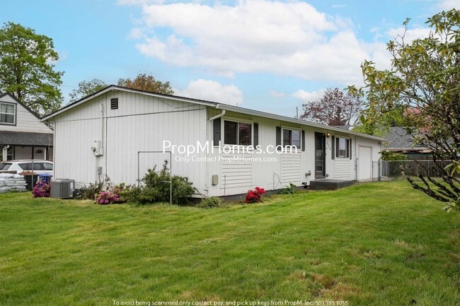 Building Photo - Updated Three Bedroom Home in Oregon City!