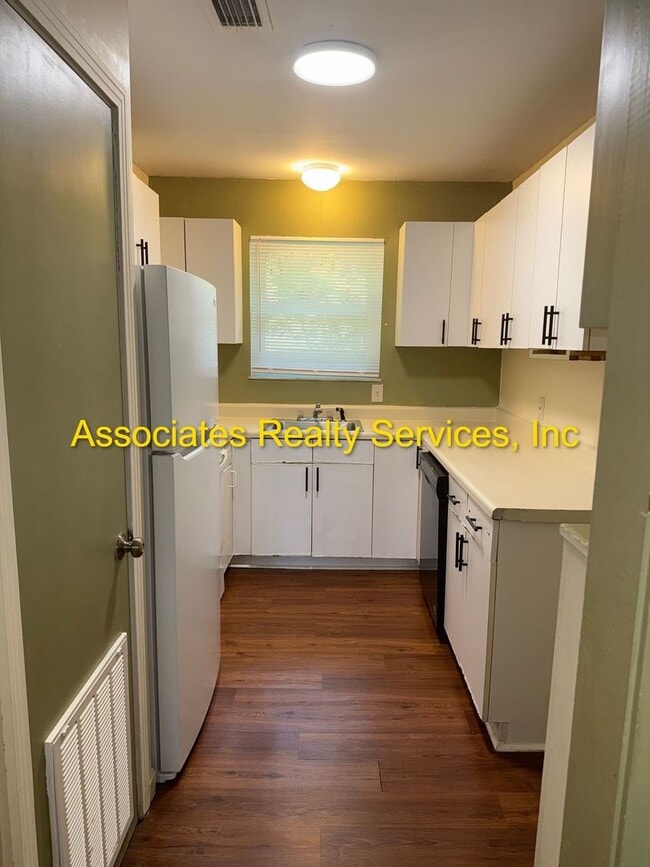 Building Photo - 7 Blocks to Campus! 3 Bed, 2 Bath with a Fenced Backyard and Large Sunroom