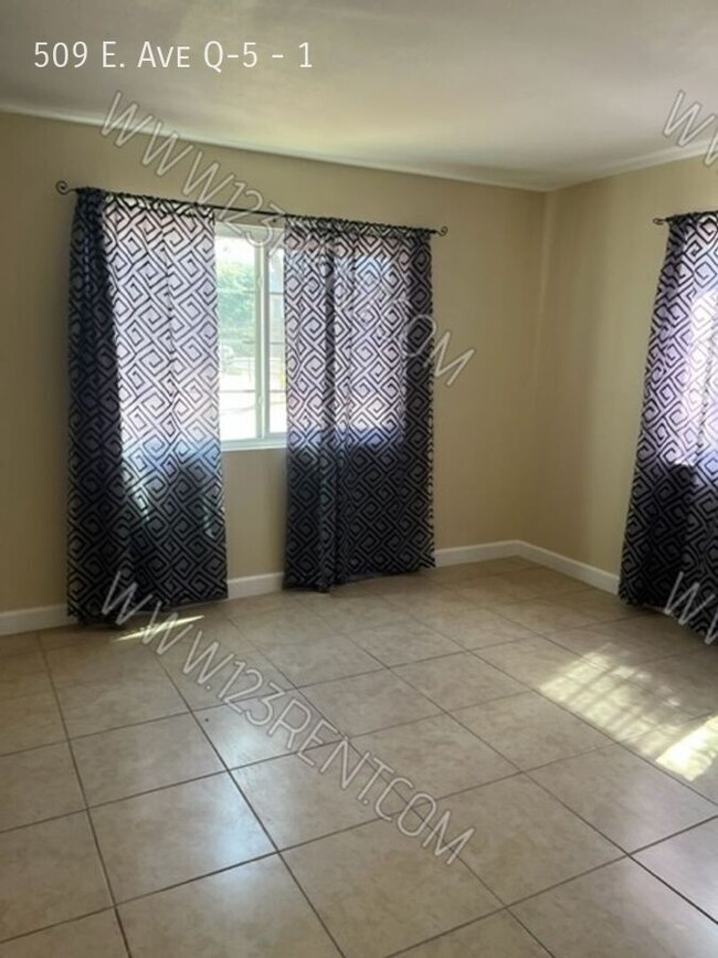 Building Photo - 2BD/1BTH 1st and 2nd FLOOR APARTMENT EAST ...