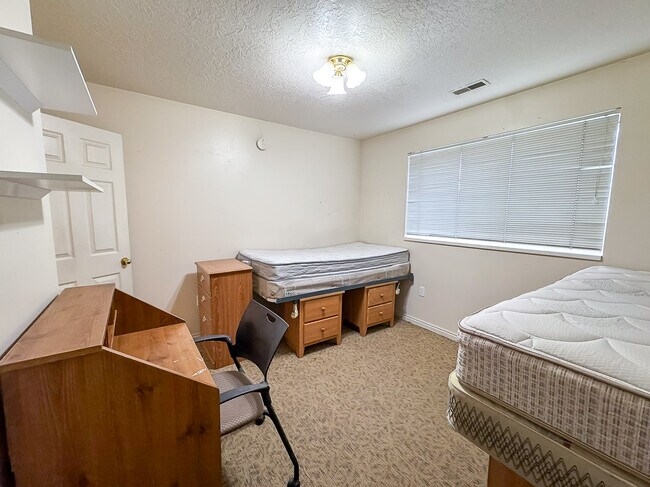 Building Photo - 391 E 700 N