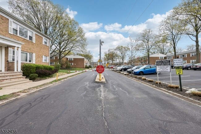 Building Photo - 172 Evergreen Rd