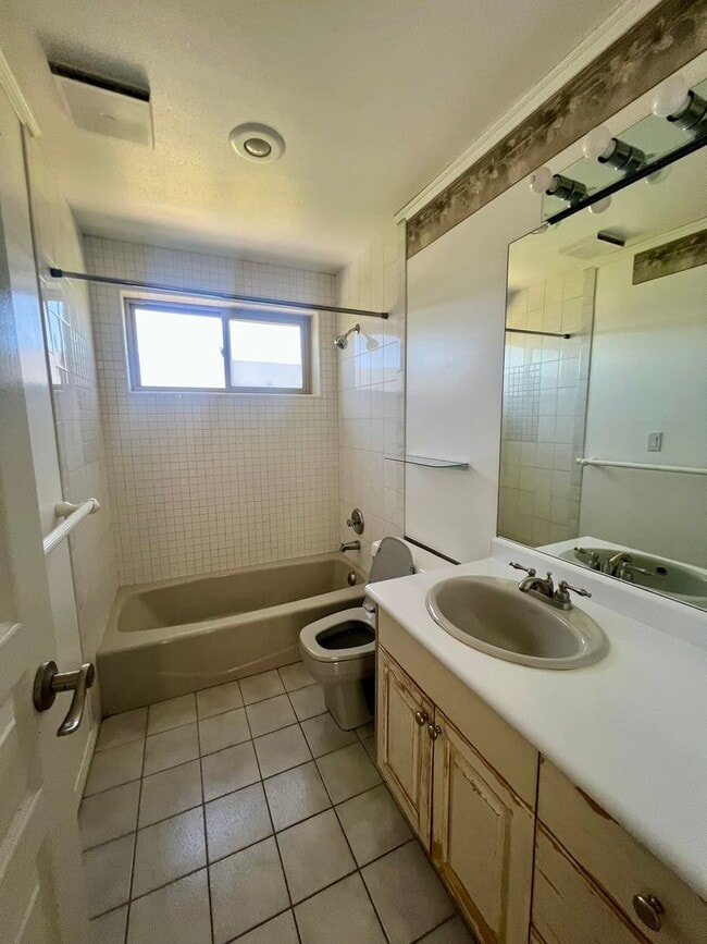 Building Photo - 5 Bedroom in Gated Birch Bay Community!