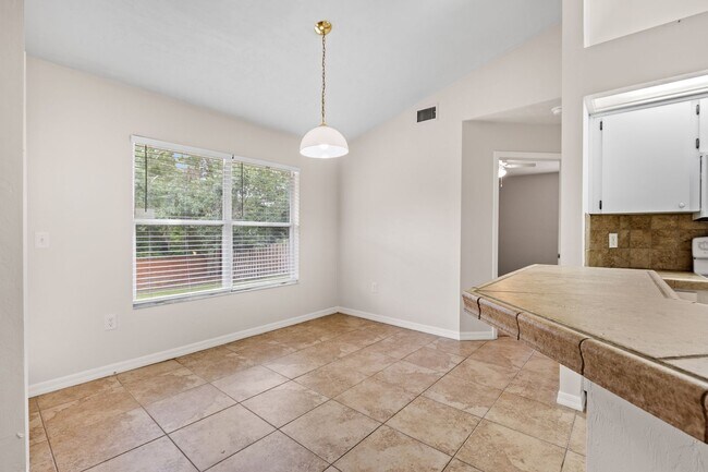 Building Photo - 3 Bedroom, 2 Bath Home in Broadmoor
