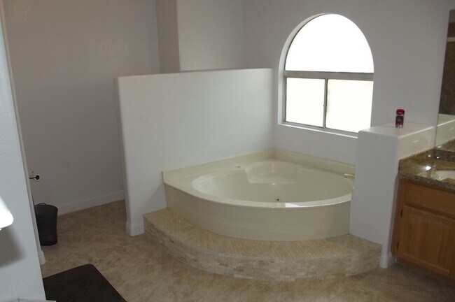 Building Photo - Swimming pool and spa