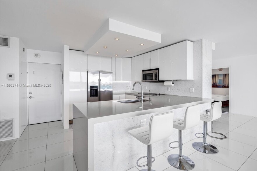 Building Photo - 100 Bayview Dr
