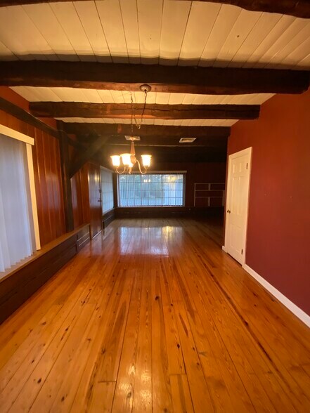 Building Photo - 423 Country Club Rd