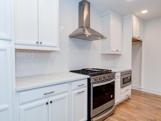 Building Photo - Luxury Townhome in the Heart of Cranberry Twp