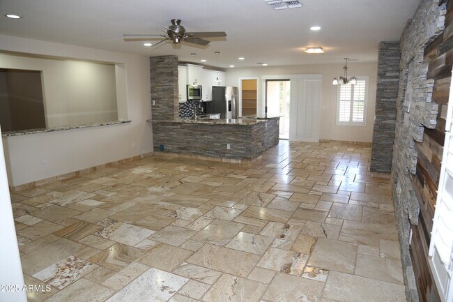 Building Photo - 1108 E Pinto Dr