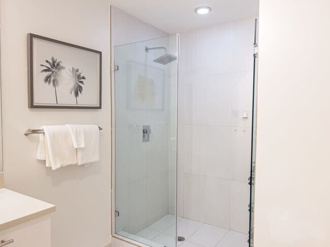 Building Photo - 3256 NE 1st Ave