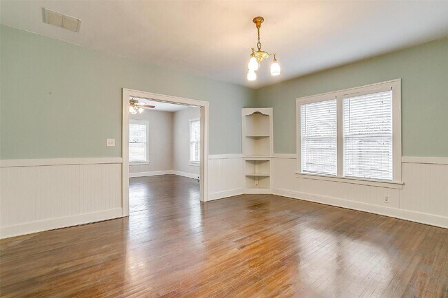 Building Photo - 2 bedroom Duplex in Ryan Place on Large Corner Lot