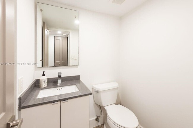 Building Photo - 100 Bayview Dr