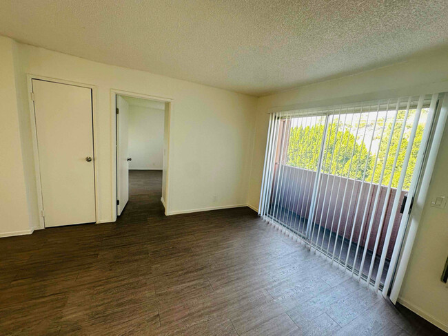 Building Photo - 4688 Huntington Dr S