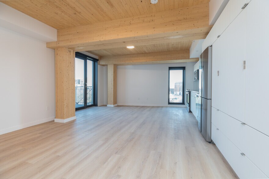Primary Photo - 33 Lenox St