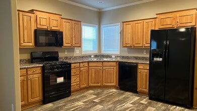 Building Photo - Newer Manufactured home  Paradise Location, 2 bed 2 bath, with office