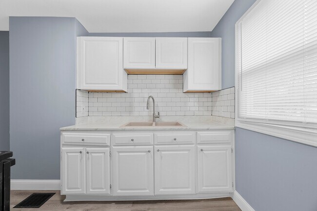Building Photo - 1208 E 26th Ave