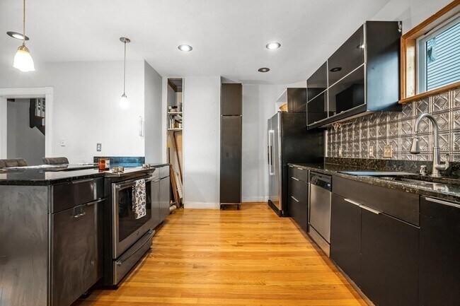 Building Photo - 5 Gordon Pl