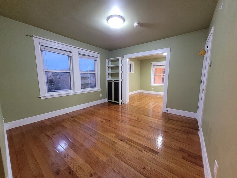 Building Photo - 31 Lyman Ave