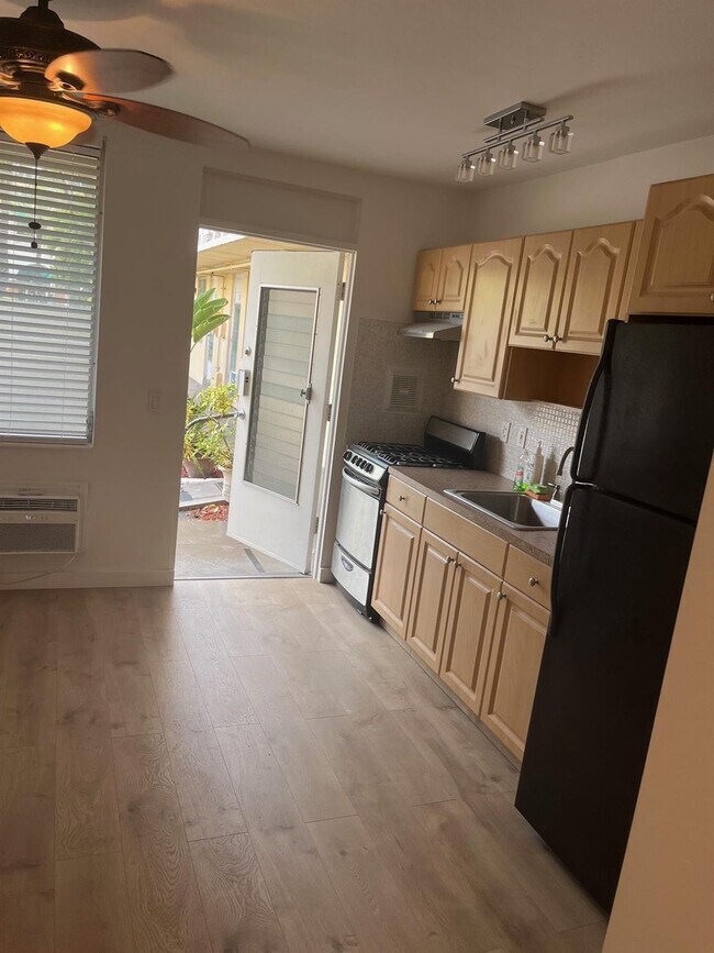 Building Photo - 441 Collins Ave