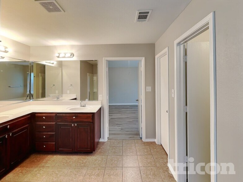 Building Photo - 5401 Creek Hill Ln