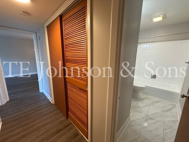 Building Photo - 1 Bedroom Minutes from The School of the A...