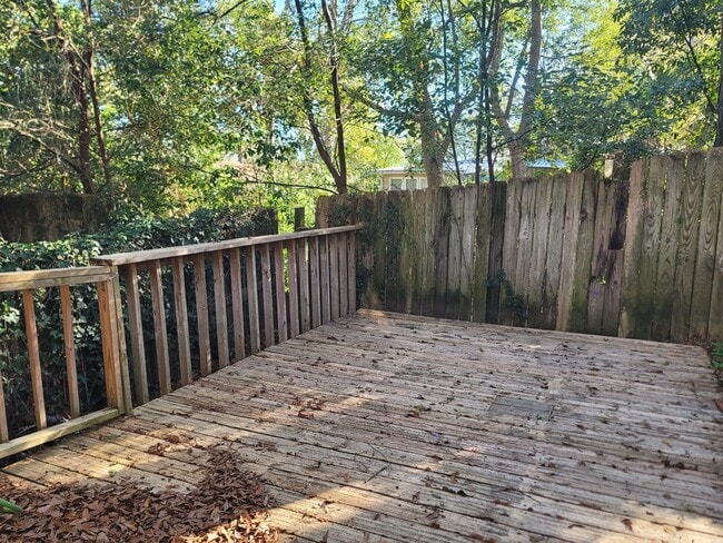 Building Photo - MIDTOWN 2/2.5 w/ Large Fenced Yard, Deck, Washer/Dryer, & Huge Bedrooms! Avail NOW for $1495/month!